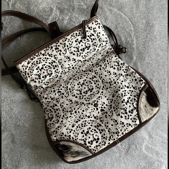 Ariat Leather Purse LIKE NEW! - Picture 4 of 7